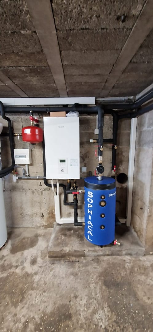 Installation intérieure de pompe à chaleur air/eau Panasonic avec ballon Sophiacal