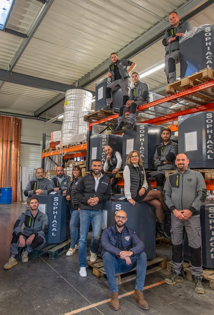 Équipe Sophiacal dans l’atelier de fabrication des pompes à chaleur