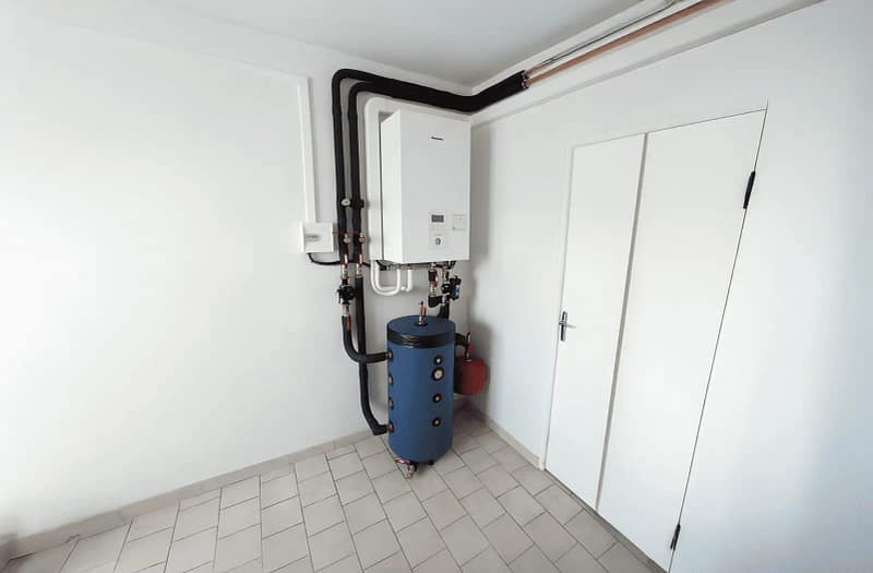 Installation intérieure de pompe à chaleur air/eau Panasonic par Sophiacal en Isère