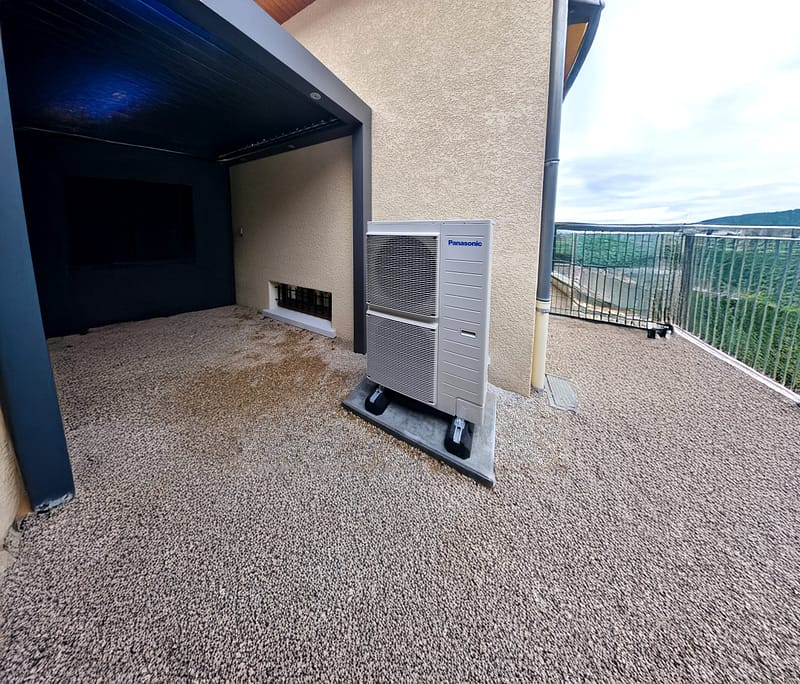 Unité extérieure de pompe à chaleur air/eau installée par Sophiacal en Isère