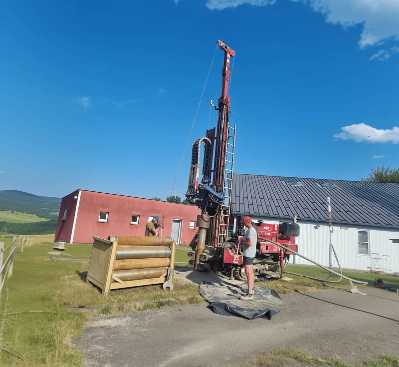 Forage géothermique vertical pour pompe à chaleur par Sophiacal, équipe au travail près d’un bâtiment en Isère.