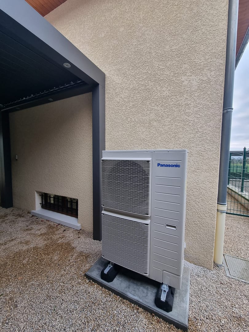 Unité extérieure Panasonic installée par Sophiacal sur dalle béton, pompe à chaleur air-eau pour maison en Isère.